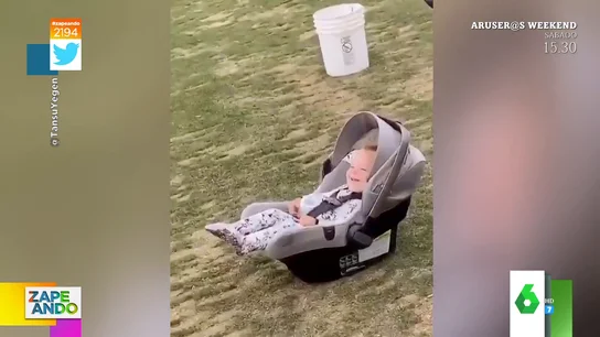 La risa viral de una bebé al ver cómo una golfista profesional no da a la bola que te conquistará La risa viral de una bebé al ver cómo una golfista profesional no da a la bola que te conquistará