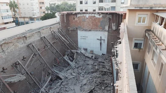 Cae el techo de la Iglesia del colegio de Las Esclavas en Cádiz Cae el techo de la Iglesia del colegio de Las Esclavas en Cádiz