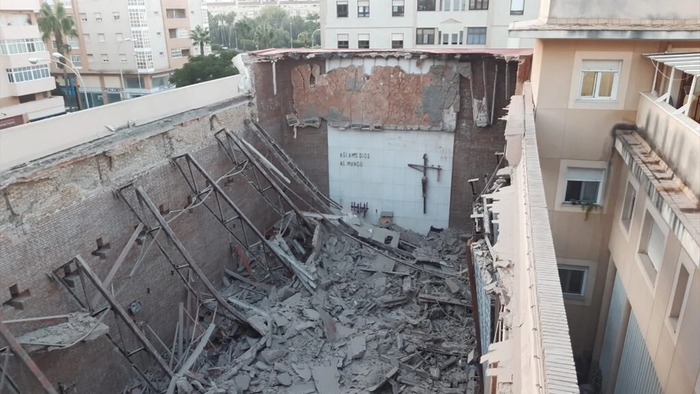 Cae el techo de la Iglesia del colegio de Las Esclavas en Cádiz Cae el techo de la Iglesia del colegio de Las Esclavas en Cádiz