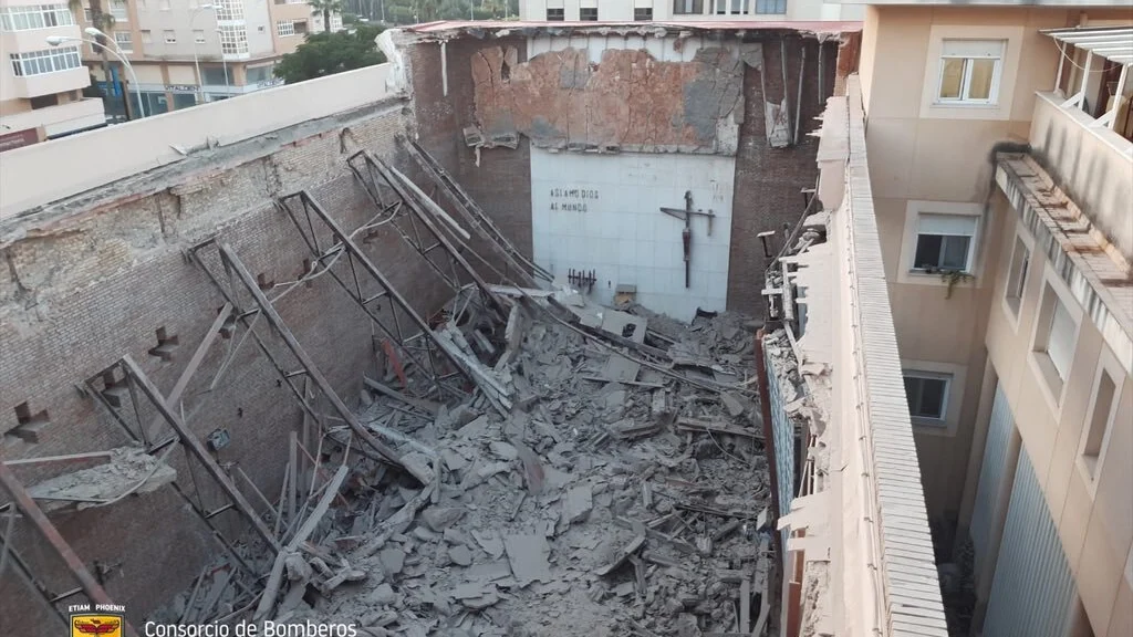 Cae el techo de la Iglesia del colegio de Las Esclavas en Cádiz