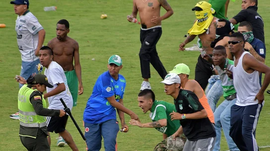 Hinchas del Deportivo Cali asaltando el campo Hinchas del Deportivo Cali asaltando el campo