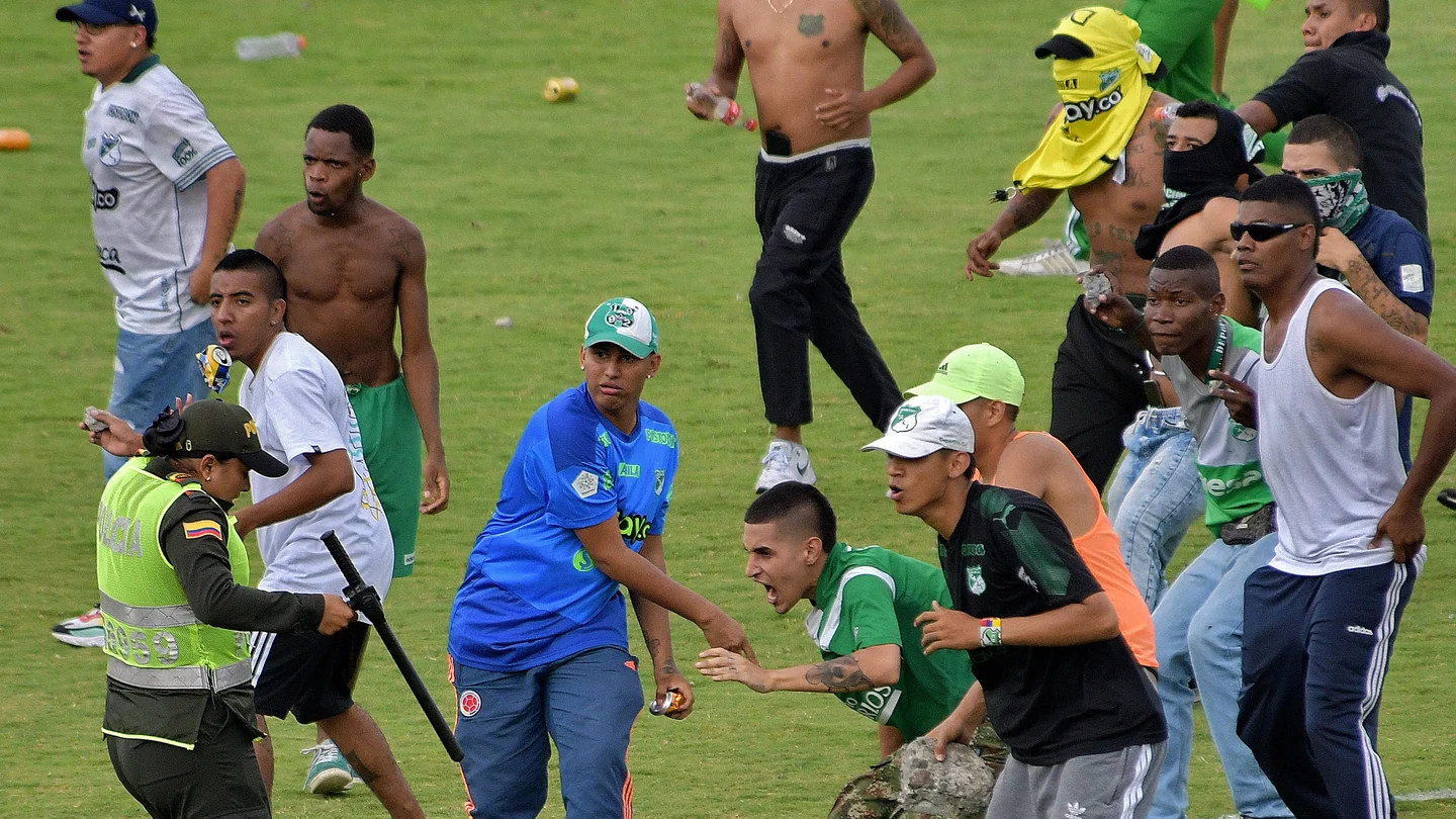 Hinchas del Deportivo Cali asaltando el campo Hinchas del Deportivo Cali asaltando el campo