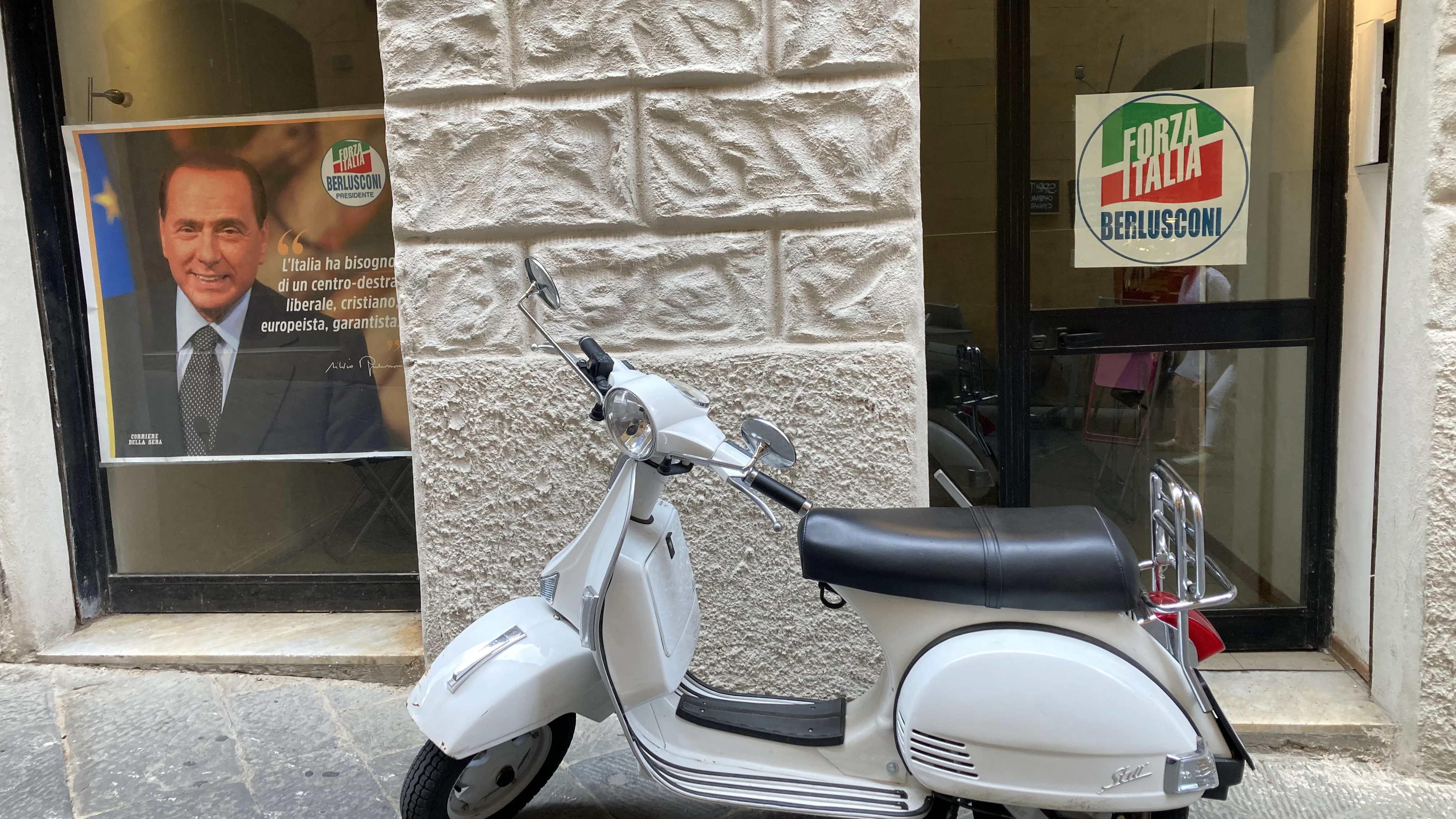 Exterior de una sede electoral en Italia