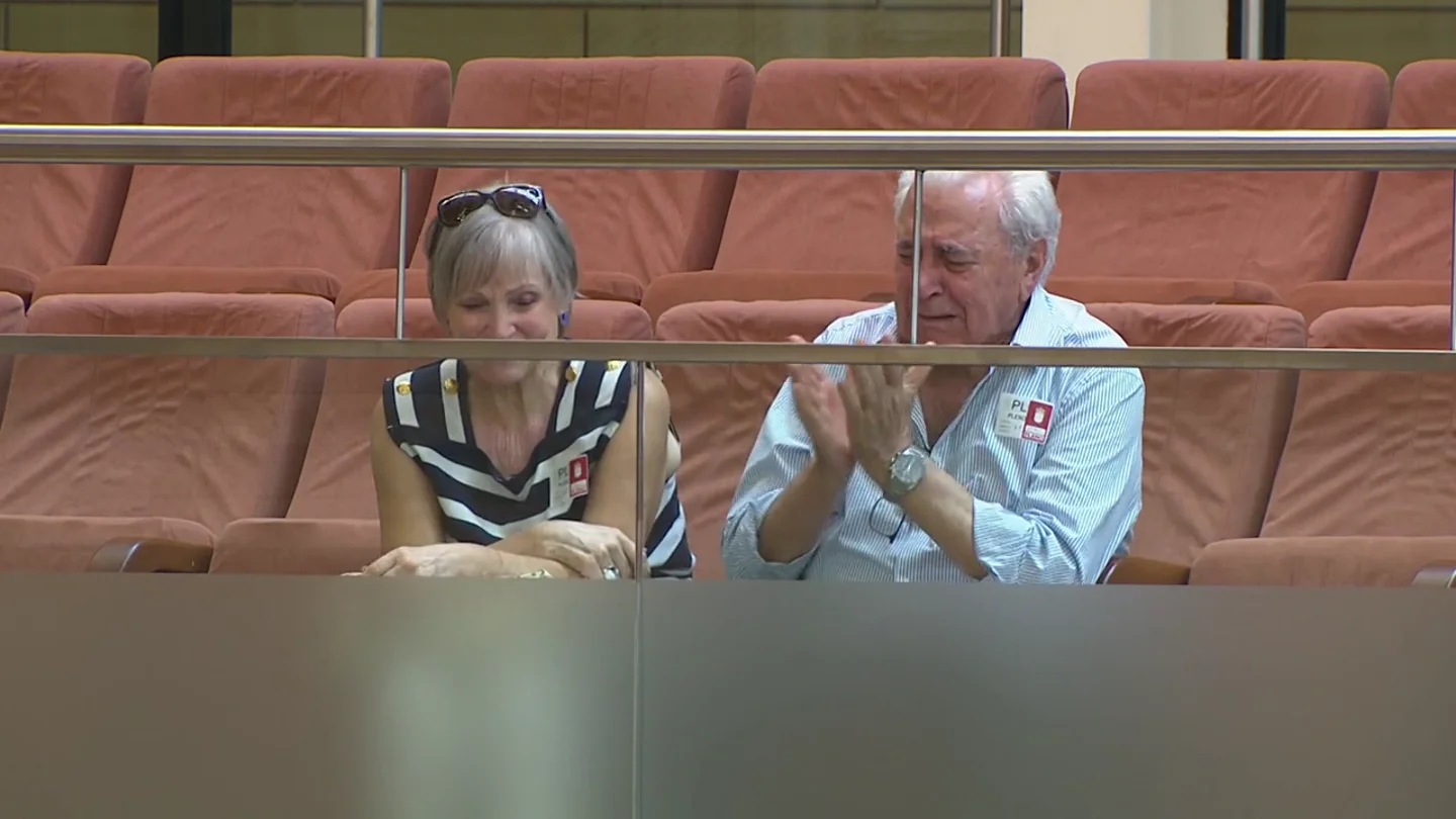 Tomás se rompe en la Asamblea de Madrid tras denunciar el trato en su residencia en El Intermedio Tomás se rompe en la Asamblea de Madrid tras denunciar el trato en su residencia en El Intermedio