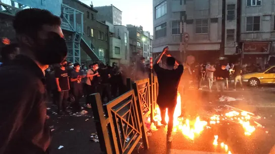 Las protestas por la muerte de Amini, detenida por llevar mal el velo, causan 17 muertos en Irán Las protestas por Amini causan 17 muertos en Irán