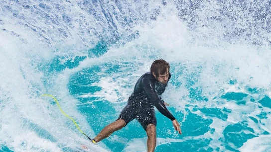 Kalani David, practicando surf Kalani David, practicando surf