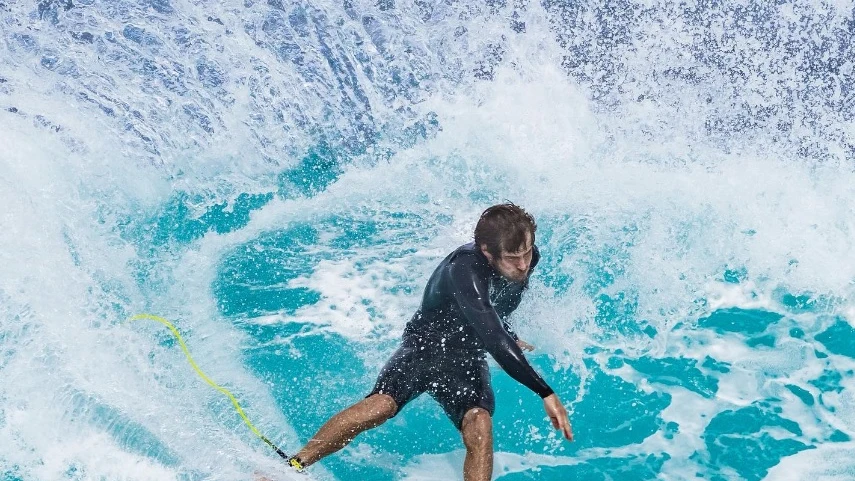 Kalani David, practicando surf