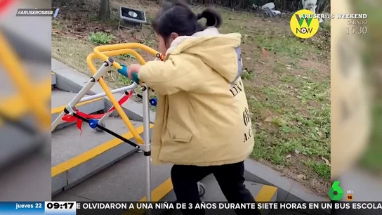 Una niña consigue volver a caminar gracias a su titánico esfuerzo por superar una lesión medular Una niña consigue volver a caminar gracias a su titánico esfuerzo por superar una lesión medular