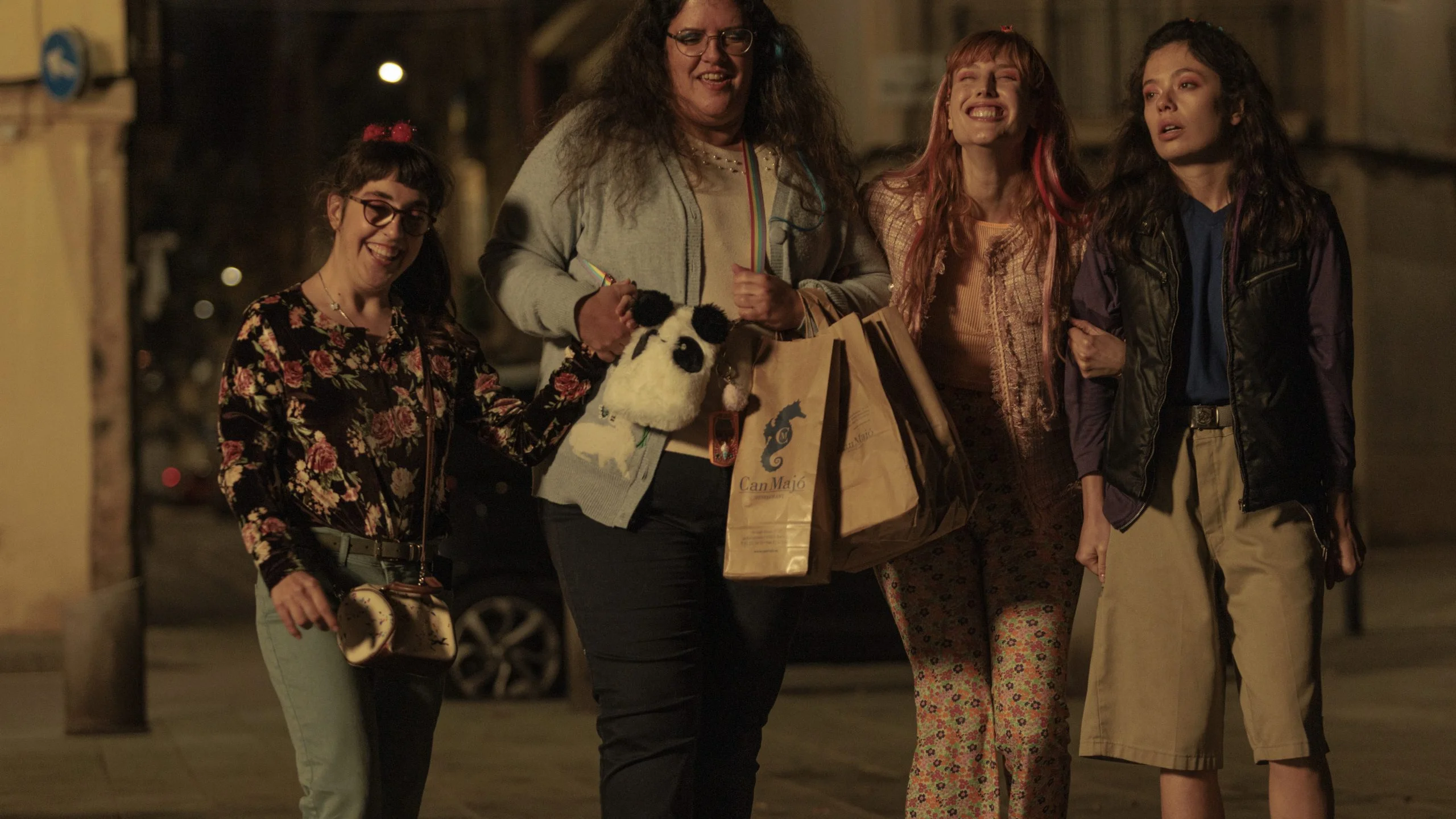 Las ya conocidas Natalia de Molina y Anna Castillo comparten protagonismo con Anna Marchessi y Coria Castillo en 'Fácil'