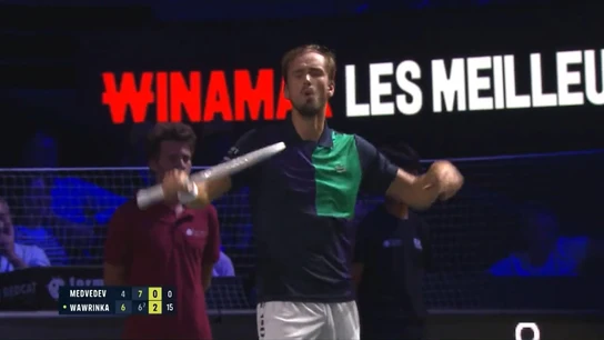 Daniil Medvedev, haciendo el gesto del mono Daniil Medvedev, haciendo el gesto del mono