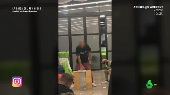 "Te daban unas tablas de madera para que las partieras y superaras tus miedos"... así fue la surrealista convención de 'Zoe' para captar inversores "Te daban unas tablas de madera para que las partieras y superaras tus miedos"... así fue la surrealista convención de 'Zoe' para captar inversores