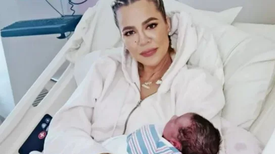 Críticas a Khloé Kardashian por posar en la cama de un hospital tras ser madre por vientre de alquiler Críticas a Khloé Kardashian por posar en la cama de un hospital tras ser madre por vientre de alquiler