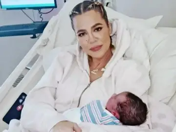 Críticas a Khloé Kardashian por posar en la cama de un hospital tras ser madre por vientre de alquiler