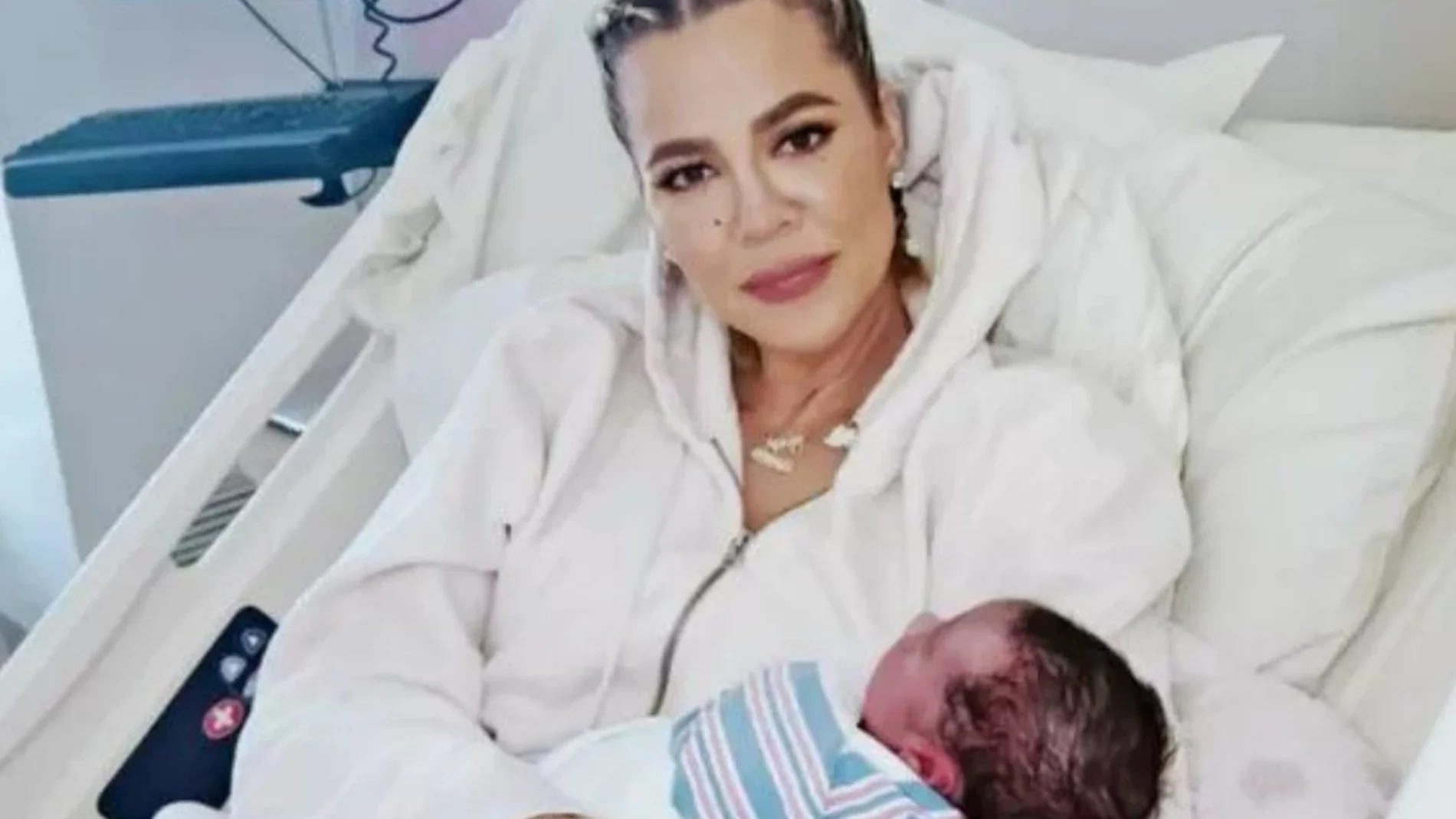 Críticas a Khloé Kardashian por posar en la cama de un hospital tras ser madre por vientre de alquiler