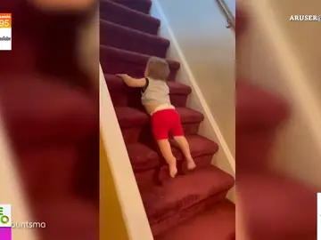 La adorable forma que tiene este bebé de bajar las escaleras de su casa