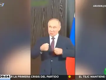 El polémico gesto de Putin burlándose de dos hombres que se saludan con dos besos en la mejilla