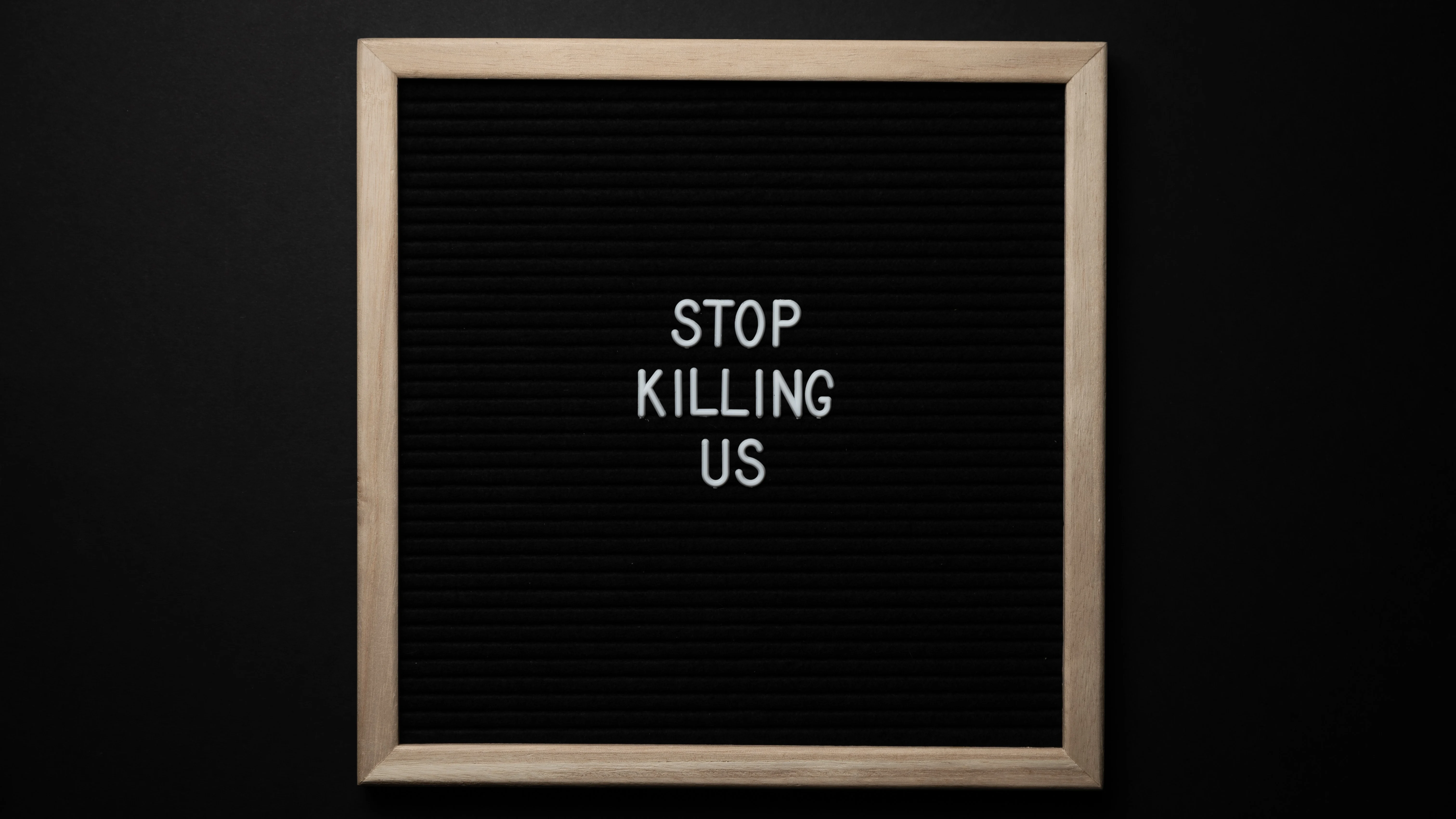 'Stop killing us' ('Dejad de matarnos')