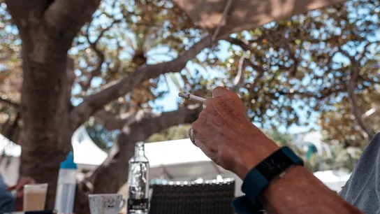 Cataluña prohibirá fumar en terrazas: ¿en qué comunidades se puede y en cuáles no? Cataluña prohibirá fumar en terrazas: ¿en qué comunidades se puede y en cuáles no?