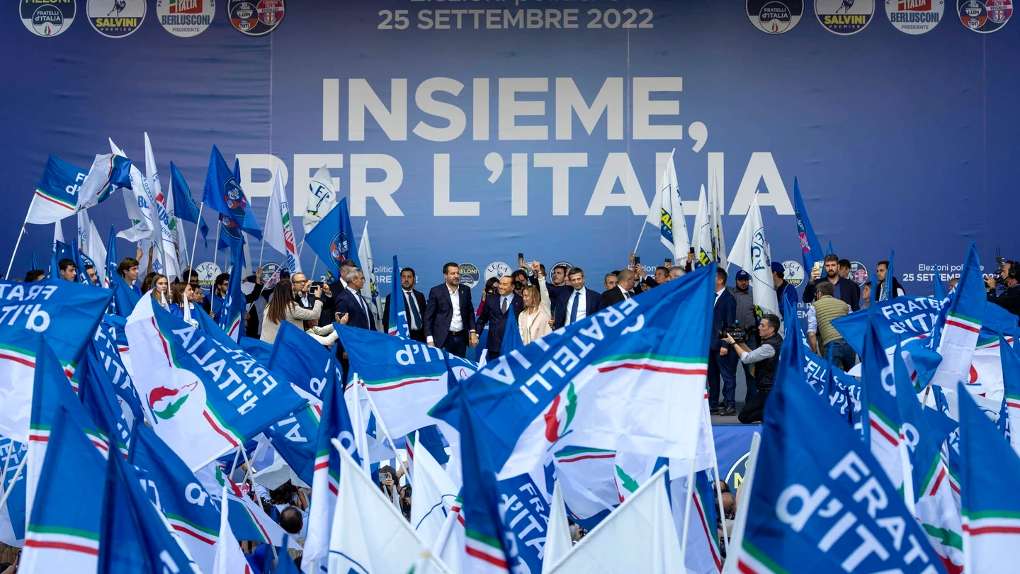 Matteo Salvini, Silvio Berlusconi y Giorgia Meloni en un mítin de la coalición de centro-derecha en Italia Matteo Salvini, Silvio Berlusconi y Giorgia Meloni en un mítin de la coalición de centro-derecha en Italia