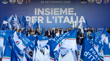 Matteo Salvini, Silvio Berlusconi y Giorgia Meloni en un mítin de la coalición de centro-derecha en Italia