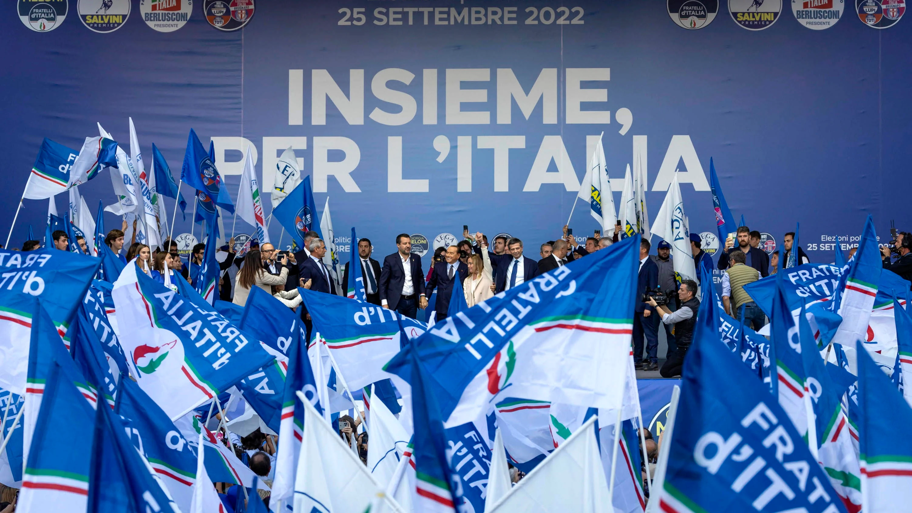 Matteo Salvini, Silvio Berlusconi y Giorgia Meloni en un mítin de la coalición de centro-derecha en Italia