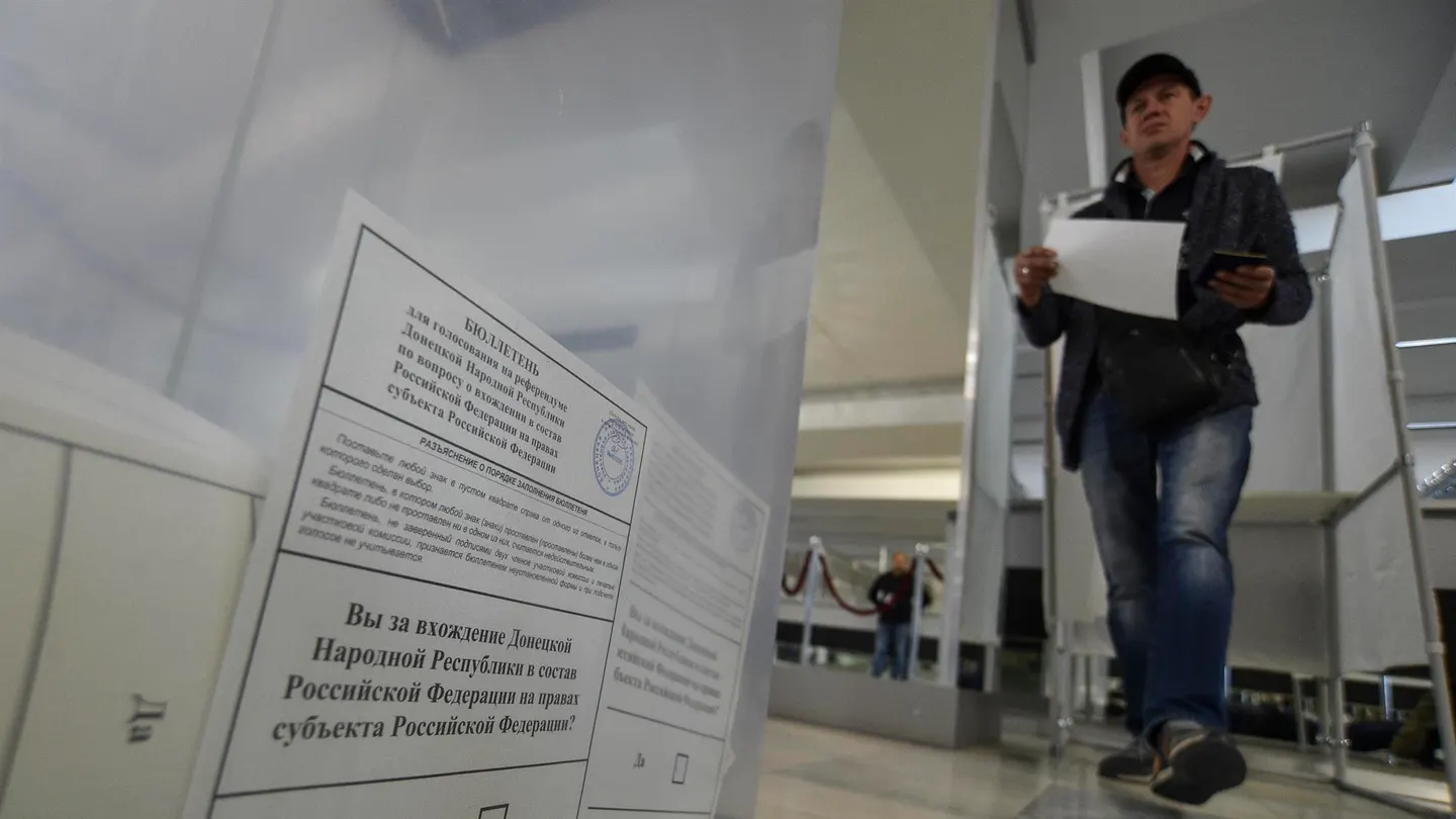 Refugiados de Ucrania votan en el referéndum de adhesión a Rusia en un colegio electoral en Sebastopol, en Crimea. Refugiados de Ucrania votan en el referéndum de adhesión a Rusia en un colegio electoral en Sebastopol, en Crimea.