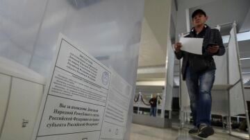 Refugiados de Ucrania votan en el referéndum de adhesión a Rusia en un colegio electoral en Sebastopol, en Crimea.