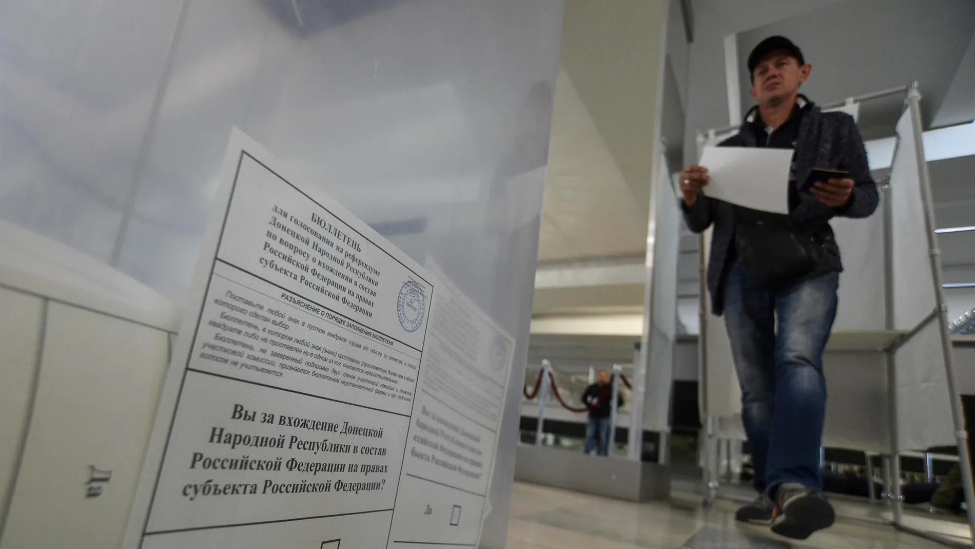Refugiados de Ucrania votan en el referéndum de adhesión a Rusia en un colegio electoral en Sebastopol, en Crimea.