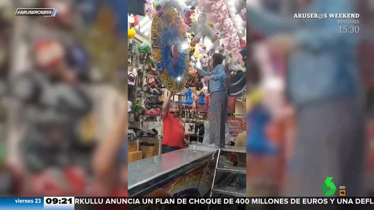 La divertida canción del 'speaker' de la tómbola cuando una participante gana un juguete sexual La divertida canción del 'speaker' de la tómbola cuando una participante gana un juguete sexual