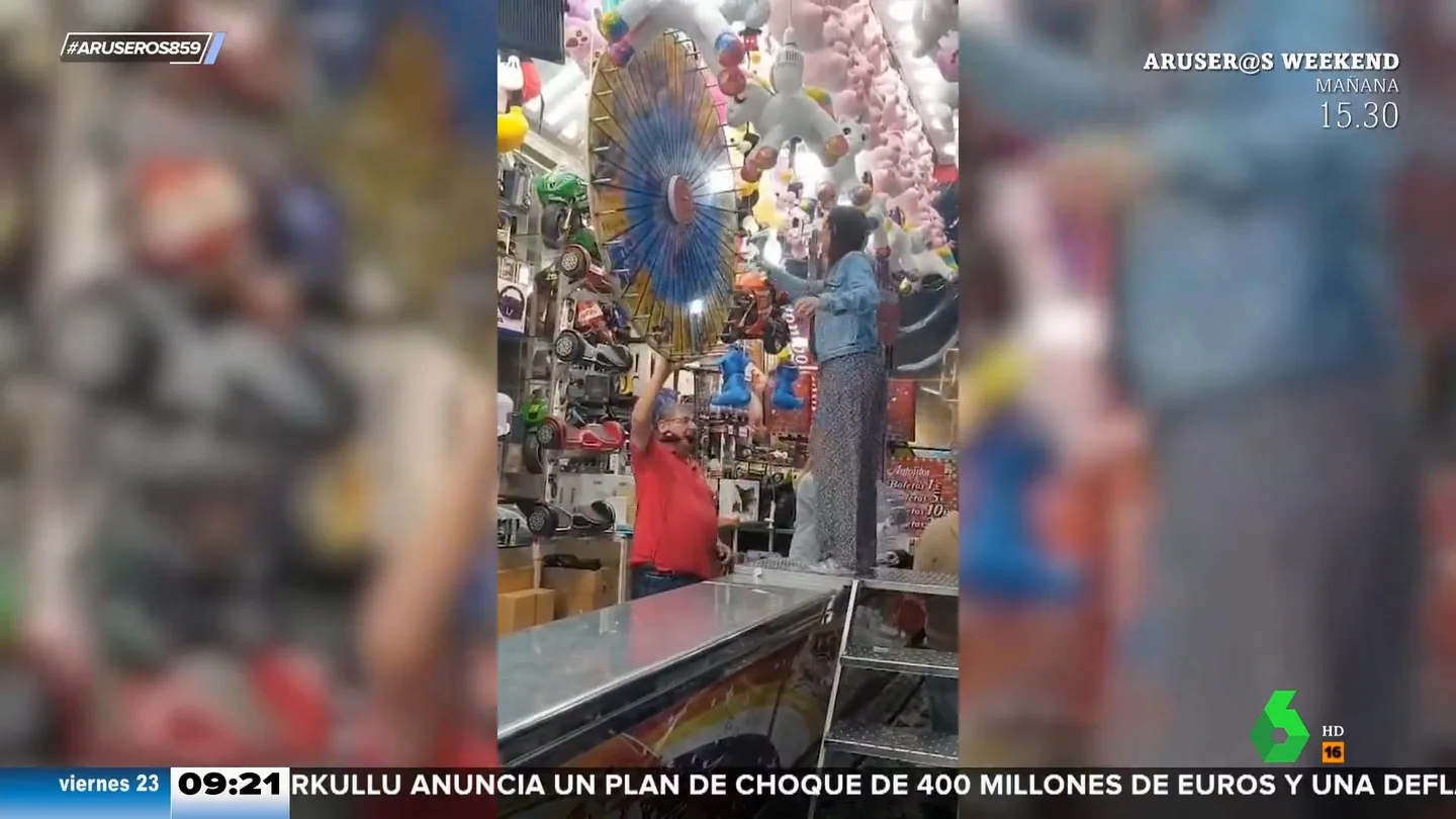 La divertida canción del 'speaker' de la tómbola cuando una participante gana un juguete sexual La divertida canción del 'speaker' de la tómbola cuando una participante gana un juguete sexual
