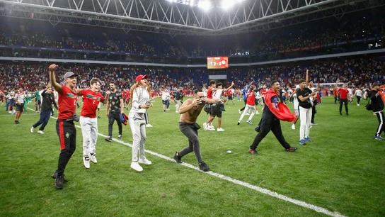 Aficionados marroquíes en el césped del RCDE Stadium Aficionados marroquíes en el césped del RCDE Stadium