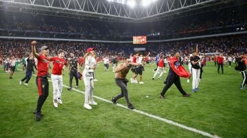 Aficionados marroquíes en el césped del RCDE Stadium