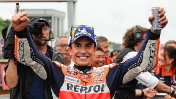 Marc Márquez celebra la pole en el GP de Japón