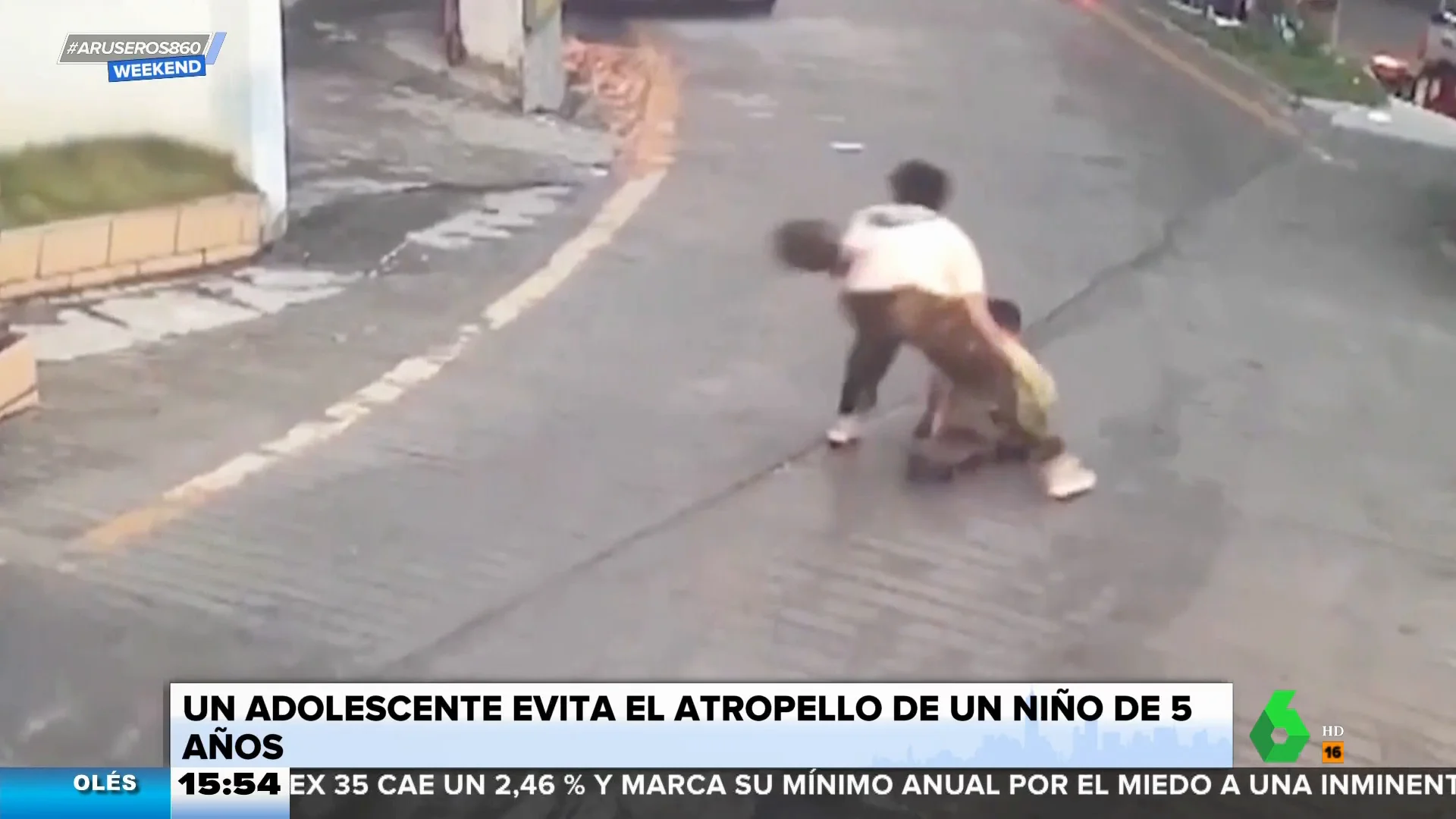 Adolescente salva a niño