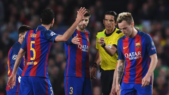 Aytekin rodeado de jugadores del Barcelona Aytekin rodeado de jugadores del Barcelona