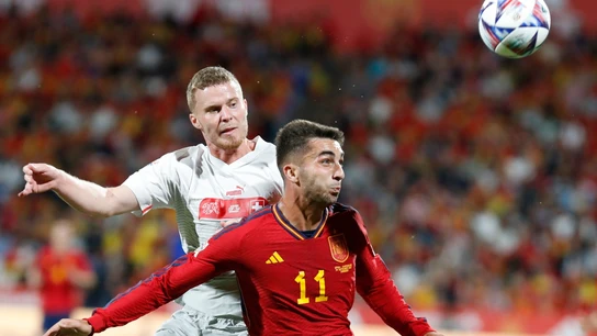 Ferrán Torres pelea un balón durante el España-Suiza Ferrán Torres pelea un balón durante el España-Suiza