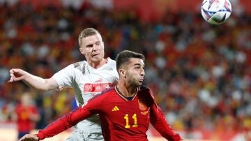 Ferrán Torres pelea un balón durante el España-Suiza