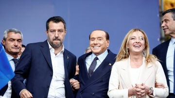 Matteo Salvini, Silvio Berlusconi y Giorgia Meloni, durante un acto de campaña
