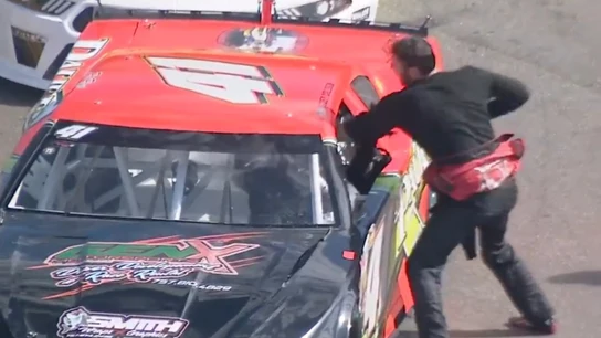 Momento de la agresión en la NASCAR Momento de la agresión en la NASCAR