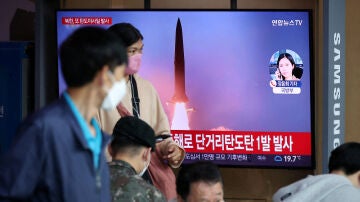 Ciudadanos norcoreanos observan el lanzamiento de un misil balístico hacia el mar de Japón