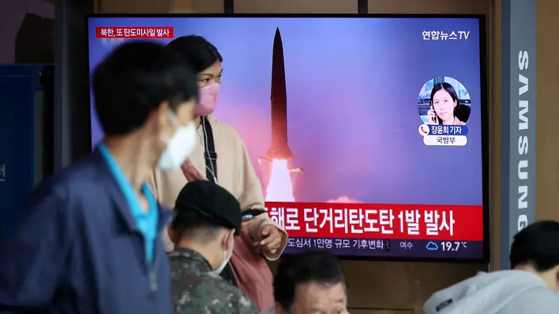 Ciudadanos norcoreanos observan el lanzamiento del último misil balístico hacia el mar de Japón