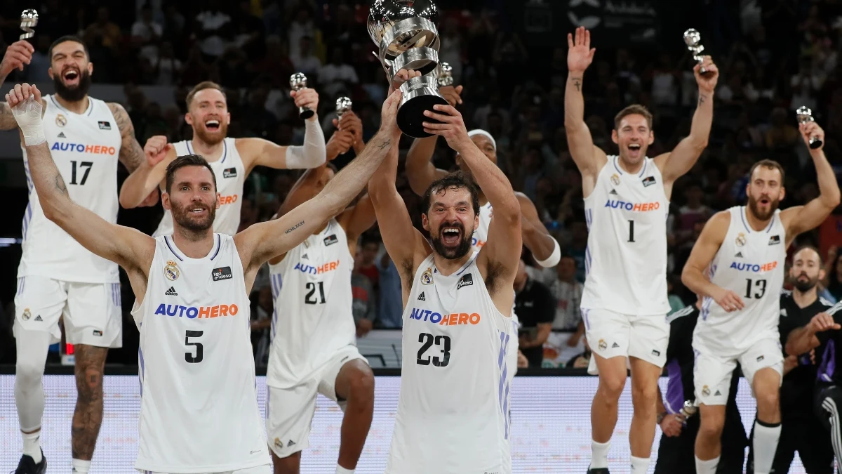 Sergio Llull y Rudy levantan la Supercopa de España