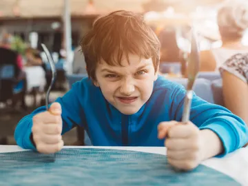 Estar enfadado por tener hambre Estar enfadado por tener hambre