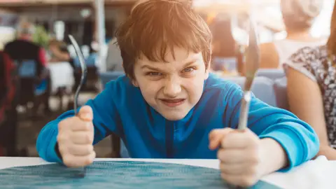 Estar enfadado por tener hambre Estar enfadado por tener hambre