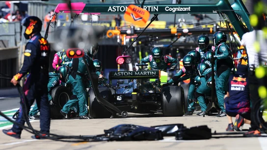 Un Aston Martin, en boxes Un Aston Martin, en boxes