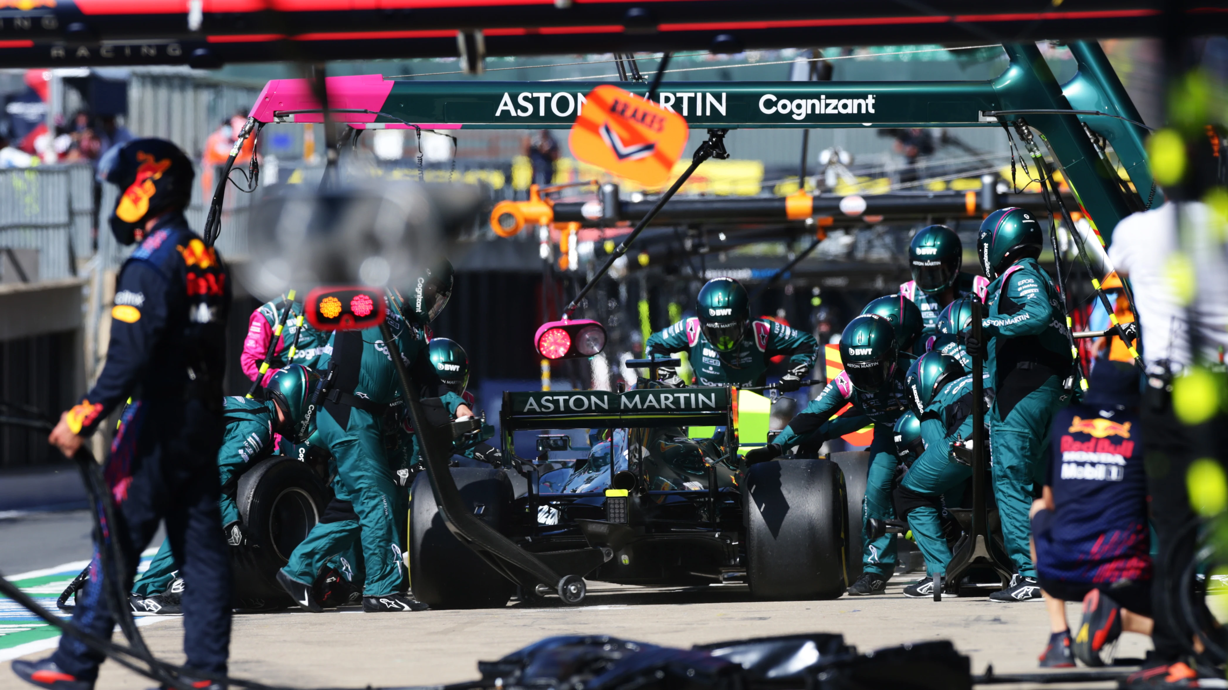 Un Aston Martin, en boxes