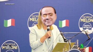 ¿Quién se esconde detrás de esta careta de Silvio Berlusconi?