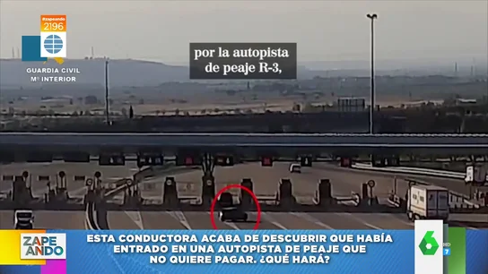 La reacción de una mujer al descubrir que la autopista por la que circula es de peaje y no quiere pagar La reacción de una mujer al descubrir que la autopista por la que circula es de peaje y no quiere pagar