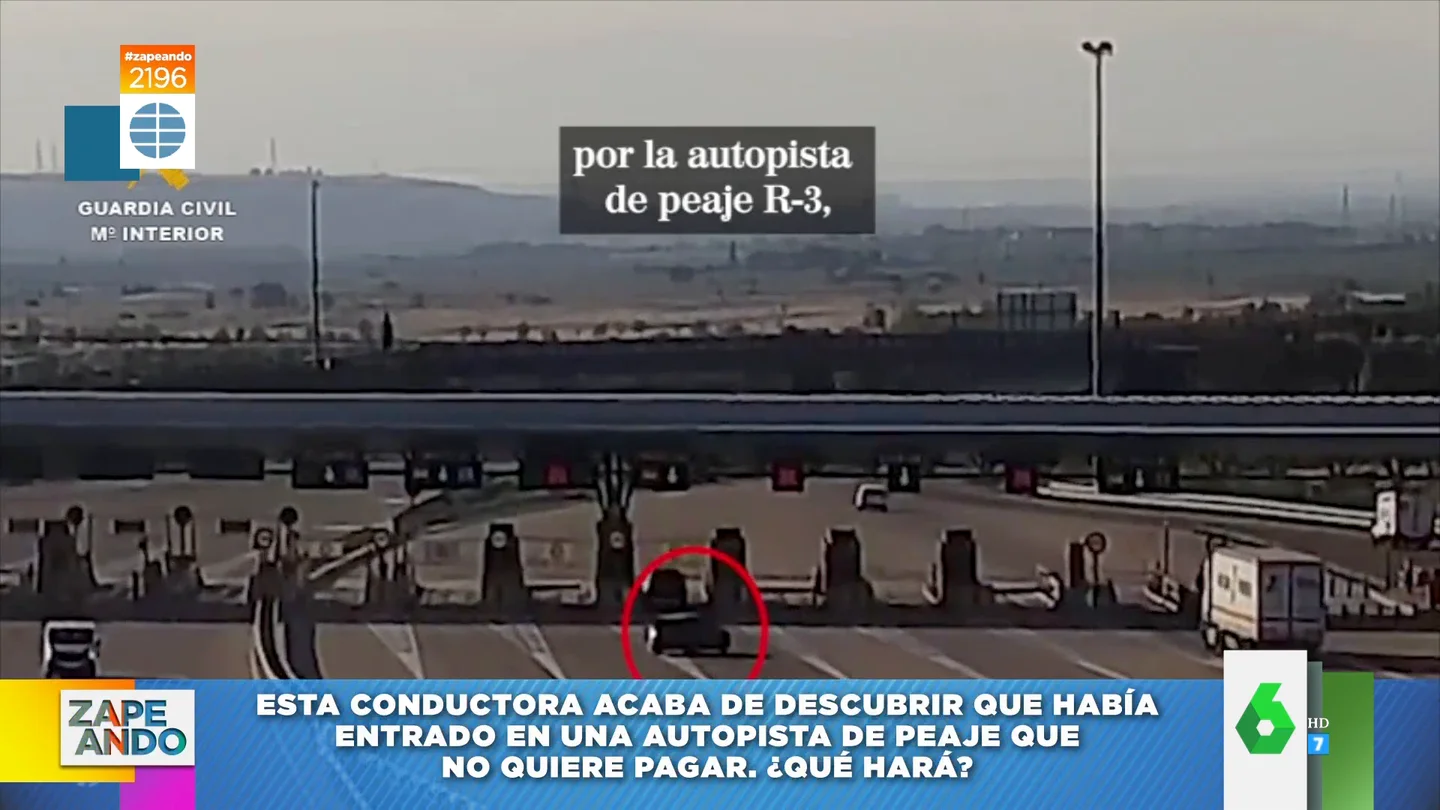 La reacción de una mujer al descubrir que la autopista por la que circula es de peaje y no quiere pagar La reacción de una mujer al descubrir que la autopista por la que circula es de peaje y no quiere pagar