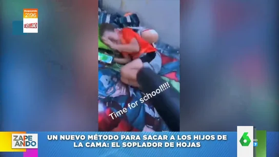Un padre saca a sus hijos de la cama para que vayan al cole a golpe de soplador de hojas Un padre saca a sus hijos de la cama para que vayan al cole a golpe de soplador de hojas